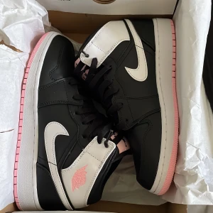 Air jordan 1 mid  - Jag säljer nu mina Jordan 1s som aldrig använts då de var lite för små för mig. Eftersom jag vanligtvis brukar ha 38 kan dessa passa bättre för någon med storlek 37/37.5