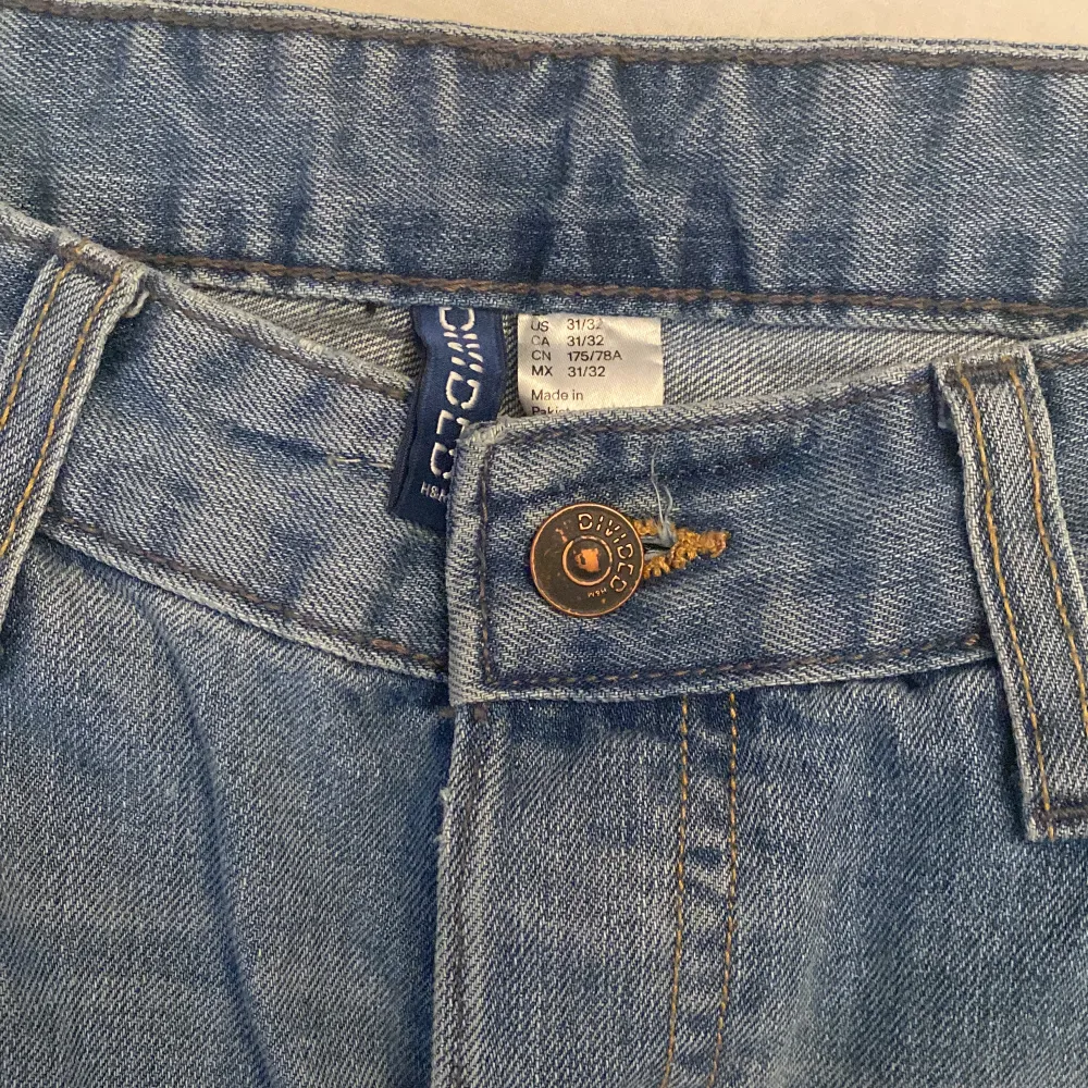 Blåa jeans från hm, de är raka/skinny skulle jag säga men väldigt fina💞om du har några funderingar är det bara att fråga!. Jeans & Byxor.