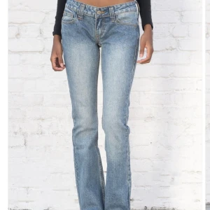 Kylie jeans - Säljer mina snygga lågmidjade jeans från Brandy Melville. Dom är nästan i nyskick.
