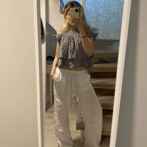 Zara topp - Somrig topp från ZARA, i superfint skick!💘 bara att skriva vid eventuella frågor☺️ Pris kan diskuteras vid snabb affär😊
