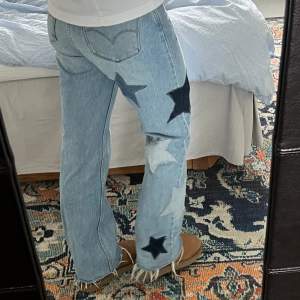 Säljer dessa supercoola jeansen från Levis med påsydda stjärnor på ena benet. 🩵💙 midjemåttet är 37 cm