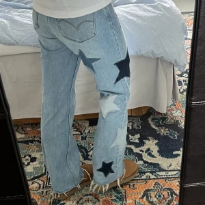 Levis stjärnjeans - Säljer dessa supercoola jeansen från Levis med påsydda stjärnor på ena benet. 🩵💙 midjemåttet är 37 cm