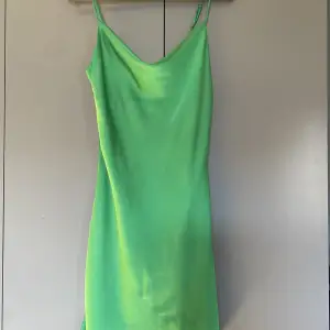Jättefin grön klänning i silkesliknande tyg. Köpt på secondhand och utan märke. Strlk 36.