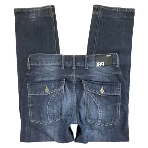 ☆ Mörkblåa låga raka Grant jeans . MIDJEMÅTT: 82 cm. INNERBENSLÄNGD: 77 cm. GRENDJUP: 24 cm. Jag är 166 cm! ☆