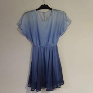 Blå klänning från HM. Storlek 158/164. Lite små repor längst mer som knappt syns men vill på peka så man vet.