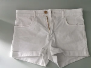 Vita jeansshorts med guldiga detaljer - Vita jeansshorts med guldiga detaljer. Fint skick! 