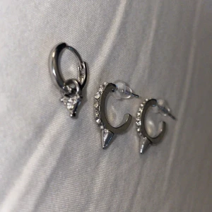 örhängen - Säljer 3 st örhängen. Oanvända och inte heller testade. ej äkta silver! Säljer gärna alla tre örhängen tillsammans, 30kr 🥰