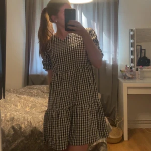 Klänning  - Svart/vit rutig klänning i mycket fint skick💗storlek 164 som är S/M