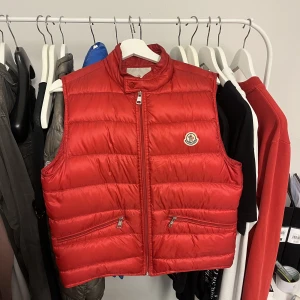 Moncler GUI - Säljer denna Moncler GUI väst Storlek: 2 (M) Skick: 7/10, små fläckar Pris: 3300:-  Skriv för fler bilder eller frågor 😁  Finns 150+ referenser att visa upp 