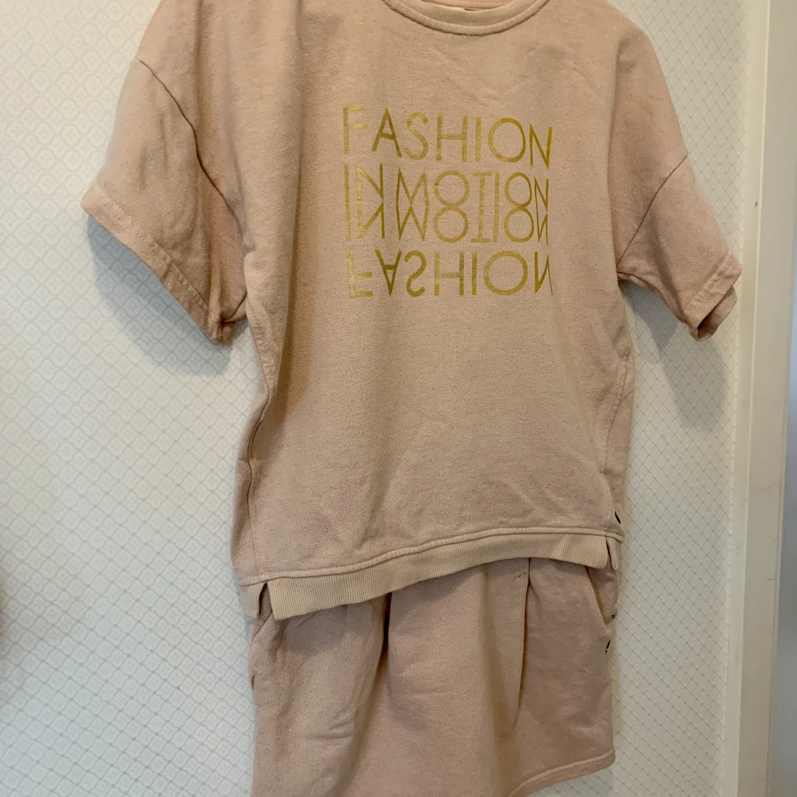 Det med sweatshirt och kjol från Pomp de Lux