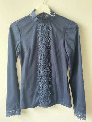 Fin tröja från Dry Lake - Nyskick  ”Osynlig” dragkedja i ryggen  I mesh och spets 