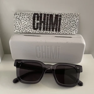 Chimi 004 - Chimi 004 i den fetaste färgen enligt mig. Mörkgråa. 9/10 knappt använda, är som nya. Slutsålda på hemsidan. Vid frågor är det bara att höra av sig😁