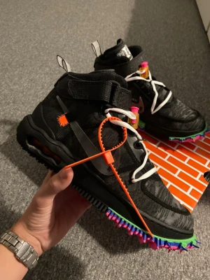 Off-White AF1 mid - Off-White AF1 mids i storlek 43. Helt nya och allt original är kvar.