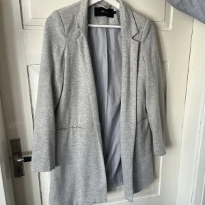 Grå kappa - Säljer min fina kappa då den inte längre är min stil. Superfin och i bra skick. Passar xs-s. Pris kan diskuteras 