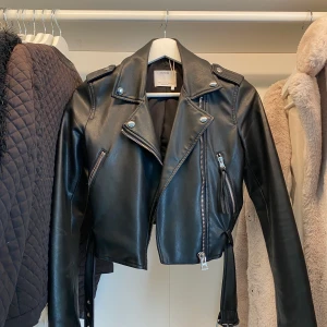Skin jacka - Midje lång skinnjacka ifrån bershka, strl xs. Använt Max 3 gånger 