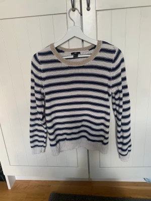 Stickad tröja - Normal armlängd. Fint skick. Skrif för mått mm🫶🏼