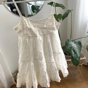 Klänning zara - Volangklänning från zara, som även är superfin med stickad tröja över, blir som en kjol. Något skrynklig på bild!💗