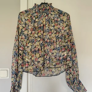 Blus - Fin blus i meshliknande tyg från Bikbok. I nyskick. 💕