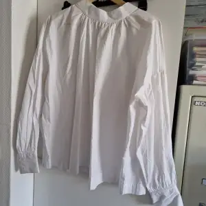 Vit blus/Skjorta från H&M stl. L Kolla gärna in mina andra auktioner Samfraktar om det behövs 