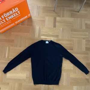 Tröja från bläck  - Svart tröja från bläck. Tunn och skön att bära, perfekt över en vit skjorta. Storlek Large för herrar. 