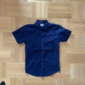 Tommy Hilfiger skjorta - Kortärmad Tommy Hilfiger skjorta i storlek S för herr. Bra skick och i fin marinblå färg. 