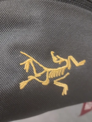 Arc'teryx väska  - ÄKTA!! Fina Väska arc'teryx, skick 10/10. Om du vill ha flera bilder eller du har frågor du kan skriva till mig 🤗💛