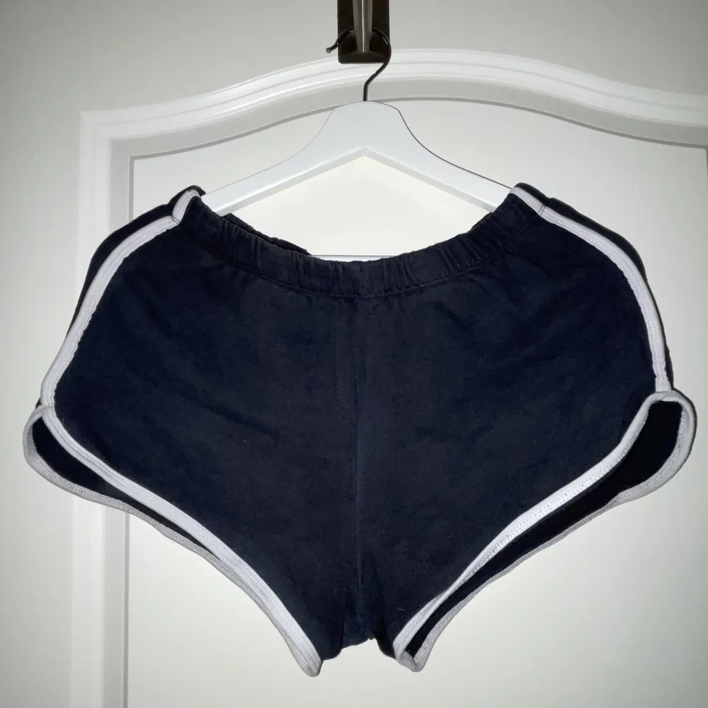 Mjukisshorts från Zara i storlek S. Har använts en del men ändp i bra skick. Väldigt sköna att ha på sig. !!Kontakta mig innan du väljer köp nu!! Fraktkostnad tillkommer <3. Shorts.