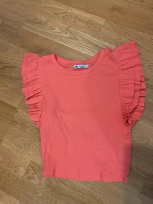 T-shirt  - T-shirt från zara i en aprikos färg💗 i bra skick 