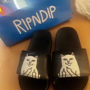 Rip N Dip tofflor  - Aldrig använda då jag beställde fel storlek   Storleken är små och motsvarar ca 22-23cm 