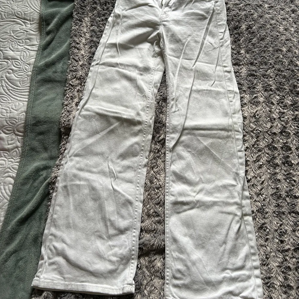 Två jeans från hm i strl 34🩷 stryker och tvättar dom innan jag skickar iväg dom! Knappt använda och de vita är inte genomskinliga🩷. Jeans & Byxor.