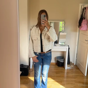 jeansjacka - lite croppad jeansjacka från Weekday💕