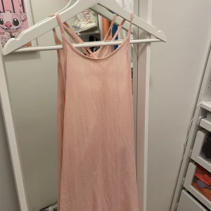 Nike linne - Ljusrosa linne från nike i tunnt luftigt material.  Använt en gång och är i mycker bra skick.   Passar en S-M i storlek 