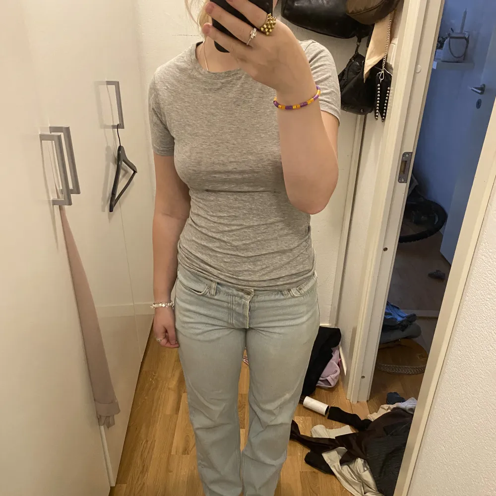 Lågmidjade secondhand jeans som inte kommer till användning vill bli av med dom så pris kan diskuteras💓. Jeans & Byxor.