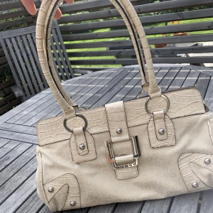 Guess väska  - Guess väska köpt här på plick, tror äkta men kan inte garantera!🤍