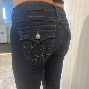 True religion jeans  - Nyskick, säljer dom då de inte passade mig!💗midjemåttet tvärs över är 42cm  och innerbenslängden 77cm😃 priset går att diskutera 