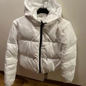 Vit jacka 🤍 - Säljer min vita varma vinterjacka från H&M divided🤍🤍endast använd fåtal gånger 