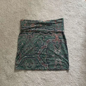 Kjol/topp - En super fin mönstrad kjol/topp, msn kan ha det som både och