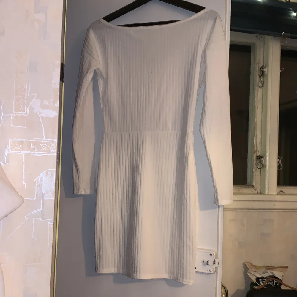 Långärmad vit klänning från SHEIN som funkar till allt! Funkar för storlek S och M🤍. Klänningar.
