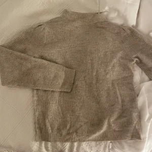 Mysigaste hösttröjan - En stickad tröja perfekt för hösten i en ljusbeige färg, från JDY💕 är verkligen så mjuk. Står storlek L men gissar att det är mer S-M