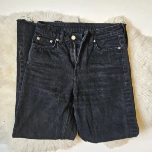 Jeans - Jeans från weekday med straight leg och fransiga längst ned