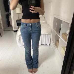 Low waist flared jeans från zara, populära