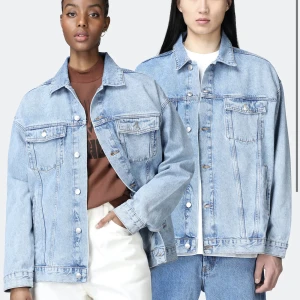 Blå oversized jeansjacka  - Säljer denna unisex jeansjackan från Junkyard. Köpt i våras för 500kr och går inte längre att köpa. Sitter oversized 👌🏼 använd fåtal gånger, väldigt fint skick. Skicka för privata bilder
