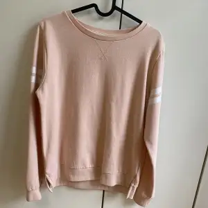 En rosa sweatshirt i storlek s. Använd men inga fläckar eller defekter!