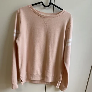 Rosa sweatshirt  - En rosa sweatshirt i storlek s. Använd men inga fläckar eller defekter!