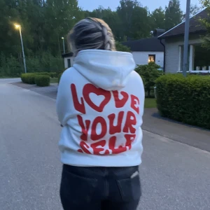 vit hoodie - använd 1 gång, ingen skada osv. vill bli av med