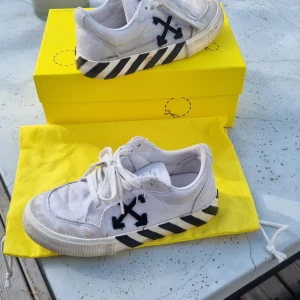Off White vulcanized lace up - Skor storlek 33. Ganska stora inte storleken. Köpte på Nk för 2449kr juni.  Komplett med låda och påse. 