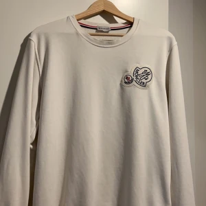 Moncler Tröja - Hej! Fet Moncler tröja i storlek S men passar M bättre skulle jag säga. Säljer då jag rensar garderoben. Bilder på logga, qr-kod och industries finns det lite bättre på:) Pris kan diskuteras. Hör av er vid frågor! Allt gott/ Philip