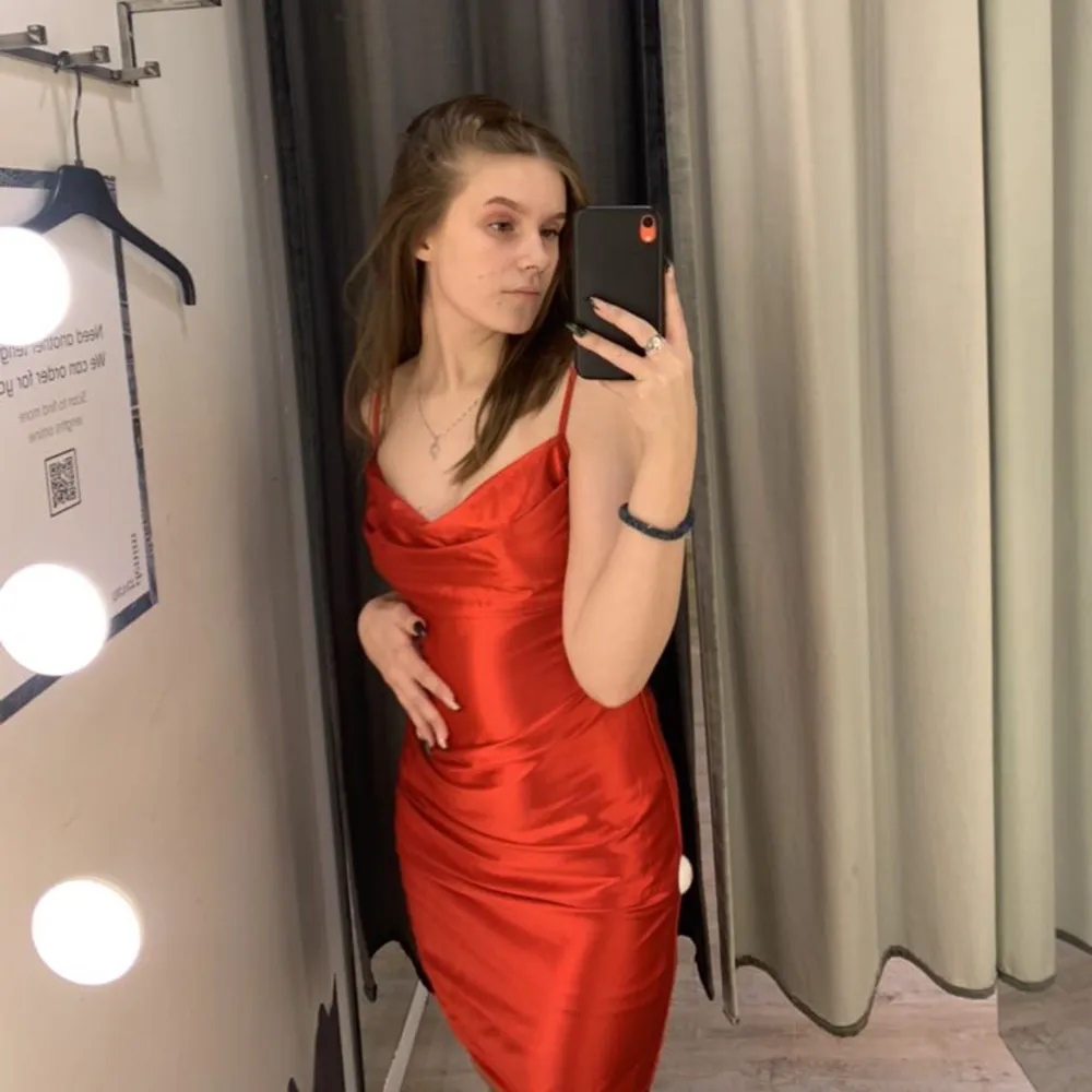 Säljer min röda satin klänning från bikbok som jag köpte i vintras och använt en gång (på julafton🙃) hittar inga fler bilder just nu men kom privat så löser jag det!. Klänningar.