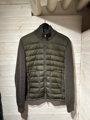 Moncler Cardigan  - Säljer nu denna feta moncler Cardigan, perfekt till hösten! Skick - 9/10 Storlek - L Pris 4499kr 