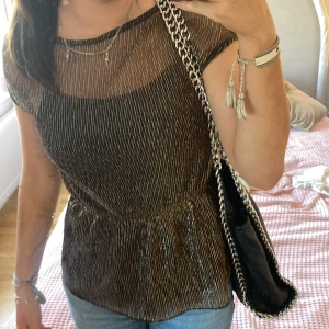 Glittrig topp - Säljer denna glittriga topp från vero Moda. Storleken är m men den passar mej som har xs/s. Skriv gärna för frågor pris kan diskuteras💕